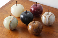 天然のマーブルストーン(大理石)を削り出して作られたアップルオブジェ。ヴィンテージでも見られるマーブルストーンを使用した削り出しオブジェを再現したデザイン。デスク周り、棚へのディスプレイやペーパーウェイトとしてお使いいただけます。