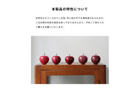 天然のマーブルストーン(大理石)を削り出して作られたアップルオブジェ。ヴィンテージでも見られるマーブルストーンを使用した削り出しオブジェを再現したデザイン。デスク周り、棚へのディスプレイやペーパーウェイトとしてお使いいただけます。
