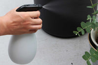 epocaはイタリア・ボリアー二家の裏庭にある小さなガレージから生まれた、1968年設立のガーデニングメーカー。自社設計・開発・製造のうえ厳しい品質管理をクリアしたアイテムは、世界80ヶ国以上でイタリアンスタイルのアイコンとなっています。環境に配慮した素材を使用した”ECOLOVE”シリーズはPCR(リサイクル樹脂)を利用したHDPE(高密度ポリエチレン)を本体部分に使用することでバージンプラスチックの削減と環境への配慮に取り組んだEcofriendlyforloveをテーマとするシリーズ。着色していないリサイクルプラ特有の若干グレーがかったボディが高級感を醸し出しつつエコ意識を高めてくれます。