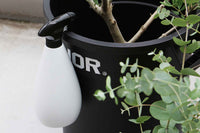 epocaはイタリア・ボリアー二家の裏庭にある小さなガレージから生まれた、1968年設立のガーデニングメーカー。自社設計・開発・製造のうえ厳しい品質管理をクリアしたアイテムは、世界80ヶ国以上でイタリアンスタイルのアイコンとなっています。環境に配慮した素材を使用した”ECOLOVE”シリーズはPCR(リサイクル樹脂)を利用したHDPE(高密度ポリエチレン)を本体部分に使用することでバージンプラスチックの削減と環境への配慮に取り組んだEcofriendlyforloveをテーマとするシリーズ。着色していないリサイクルプラ特有の若干グレーがかったボディが高級感を醸し出しつつエコ意識を高めてくれます。