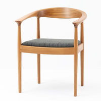 北欧デザインアームチェアです。上質なチーク材フレームを丁寧に削り、柔らかでかつ力強いフォルムに仕上げています。ファブリックにチーク材の組み合わせが北欧らしい素敵なデザインです。シンプルで飽きのこないデザインのチェアはどんなスタイルの部屋にもアクセントになり雰囲気を和らげます。