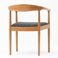 北欧デザインアームチェアです。上質なチーク材フレームを丁寧に削り、柔らかでかつ力強いフォルムに仕上げています。ファブリックにチーク材の組み合わせが北欧らしい素敵なデザインです。シンプルで飽きのこないデザインのチェアはどんなスタイルの部屋にもアクセントになり雰囲気を和らげます。