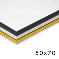 シンプルでシャープなスタイリング。軽くて丈夫なアルミフレームです。プラスチックのロックパーツで簡単に開閉可能。ポスター・写真・POPなど使用に合わせて幅広いサイズから選べます。厚み調整材が入っており、取り外す事により2mmマット紙も入り最大3mmまで対応。