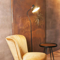 Karlsson(カールソン)は、オランダ発のデザインクロックブランドです。世界中のインテリアファンに愛されるその魅力は、洗練されたミニマルデザインとユニークな個性の融合にあります。シンプルでありながら存在感のあるデザインは、モダンな空間にも北欧風のインテリアにも自然に調和し、リビング、オフィス、カフェなど多様なシーンで活躍します。「時間を美しく飾る」をコンセプトに、Karlssonは毎年新たなデザイナーとのコラボレーションを通じて革新的なコレクションを展開。インテリア時計のトレンドをリードし続けています。高品質な素材と正確なクオーツムーブメントを採用し、見た目だけでなく実用性も兼ね備えたKarlssonの壁掛け時計・置き時計は、贈り物にも最適です。北欧インテリア、デザイン時計、おしゃれな壁掛け時計をお探しの方におすすめのブランドです。