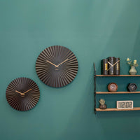 Karlsson(カールソン)は、オランダ発のデザインクロックブランドです。世界中のインテリアファンに愛されるその魅力は、洗練されたミニマルデザインとユニークな個性の融合にあります。シンプルでありながら存在感のあるデザインは、モダンな空間にも北欧風のインテリアにも自然に調和し、リビング、オフィス、カフェなど多様なシーンで活躍します。「時間を美しく飾る」をコンセプトに、Karlssonは毎年新たなデザイナーとのコラボレーションを通じて革新的なコレクションを展開。インテリア時計のトレンドをリードし続けています。高品質な素材と正確なクオーツムーブメントを採用し、見た目だけでなく実用性も兼ね備えたKarlssonの壁掛け時計・置き時計は、贈り物にも最適です。北欧インテリア、デザイン時計、おしゃれな壁掛け時計をお探しの方におすすめのブランドです。