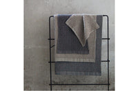 まるでベルギーワッフルのようにふっくらと織り上げたワッフルタオルです。格子状の凹凸によりリネンの様なさらっとした肌触りと"Garmentwash"(製品洗い)を施すことによる綿本来の自然な風合いと柔らかさをより一層味わっていただけます。リネンの様なさらっとした肌触りなのに綿100%。コンテックスは、100年以上の歴史をもつタオルの一大生産地今治で、安心・安全な生産加工を行っています。