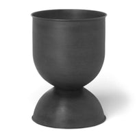 Ferm Living(ファームリビング)は、人生の対比を意識しながら、期待や夢の中で快適さと意味を追い求め、真の価値を感じられる空間を提供することを目指しています。デザインへの情熱と、環境や社会に配慮した責任ある選択を大切にし、誠実で心地よい製品や環境づくりに取り組んでいます。デンマーク・コペンハーゲンを拠点に、世界中の職人と協働し、スカンジナビアの思想と世界の技術・伝統を融合。柔らかなフォルムや豊かなテクスチャー、意外性のあるディテールを特徴とするコレクションは、洗練された美しさの中にも驚きと温かみをもたらします。素材選びから製造、配送まで持続可能性を意識し、より良い未来へ向けた選択を後押しします。家具、アクセサリー、照明を通じて、あなたらしく心地よい空間づくりをサポートします。