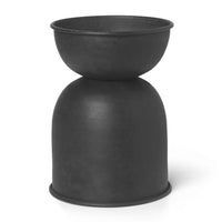 Ferm Living(ファームリビング)は、人生の対比を意識しながら、期待や夢の中で快適さと意味を追い求め、真の価値を感じられる空間を提供することを目指しています。デザインへの情熱と、環境や社会に配慮した責任ある選択を大切にし、誠実で心地よい製品や環境づくりに取り組んでいます。デンマーク・コペンハーゲンを拠点に、世界中の職人と協働し、スカンジナビアの思想と世界の技術・伝統を融合。柔らかなフォルムや豊かなテクスチャー、意外性のあるディテールを特徴とするコレクションは、洗練された美しさの中にも驚きと温かみをもたらします。素材選びから製造、配送まで持続可能性を意識し、より良い未来へ向けた選択を後押しします。家具、アクセサリー、照明を通じて、あなたらしく心地よい空間づくりをサポートします。
