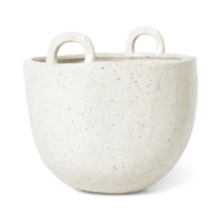 Ferm Living(ファームリビング)は、人生の対比を意識しながら、期待や夢の中で快適さと意味を追い求め、真の価値を感じられる空間を提供することを目指しています。デザインへの情熱と、環境や社会に配慮した責任ある選択を大切にし、誠実で心地よい製品や環境づくりに取り組んでいます。デンマーク・コペンハーゲンを拠点に、世界中の職人と協働し、スカンジナビアの思想と世界の技術・伝統を融合。柔らかなフォルムや豊かなテクスチャー、意外性のあるディテールを特徴とするコレクションは、洗練された美しさの中にも驚きと温かみをもたらします。素材選びから製造、配送まで持続可能性を意識し、より良い未来へ向けた選択を後押しします。家具、アクセサリー、照明を通じて、あなたらしく心地よい空間づくりをサポートします。