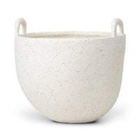 Ferm Living(ファームリビング)は、人生の対比を意識しながら、期待や夢の中で快適さと意味を追い求め、真の価値を感じられる空間を提供することを目指しています。デザインへの情熱と、環境や社会に配慮した責任ある選択を大切にし、誠実で心地よい製品や環境づくりに取り組んでいます。デンマーク・コペンハーゲンを拠点に、世界中の職人と協働し、スカンジナビアの思想と世界の技術・伝統を融合。柔らかなフォルムや豊かなテクスチャー、意外性のあるディテールを特徴とするコレクションは、洗練された美しさの中にも驚きと温かみをもたらします。素材選びから製造、配送まで持続可能性を意識し、より良い未来へ向けた選択を後押しします。家具、アクセサリー、照明を通じて、あなたらしく心地よい空間づくりをサポートします。