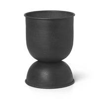 Ferm Living(ファームリビング)は、人生の対比を意識しながら、期待や夢の中で快適さと意味を追い求め、真の価値を感じられる空間を提供することを目指しています。デザインへの情熱と、環境や社会に配慮した責任ある選択を大切にし、誠実で心地よい製品や環境づくりに取り組んでいます。デンマーク・コペンハーゲンを拠点に、世界中の職人と協働し、スカンジナビアの思想と世界の技術・伝統を融合。柔らかなフォルムや豊かなテクスチャー、意外性のあるディテールを特徴とするコレクションは、洗練された美しさの中にも驚きと温かみをもたらします。素材選びから製造、配送まで持続可能性を意識し、より良い未来へ向けた選択を後押しします。家具、アクセサリー、照明を通じて、あなたらしく心地よい空間づくりをサポートします。