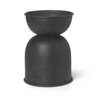 Ferm Living(ファームリビング)は、人生の対比を意識しながら、期待や夢の中で快適さと意味を追い求め、真の価値を感じられる空間を提供することを目指しています。デザインへの情熱と、環境や社会に配慮した責任ある選択を大切にし、誠実で心地よい製品や環境づくりに取り組んでいます。デンマーク・コペンハーゲンを拠点に、世界中の職人と協働し、スカンジナビアの思想と世界の技術・伝統を融合。柔らかなフォルムや豊かなテクスチャー、意外性のあるディテールを特徴とするコレクションは、洗練された美しさの中にも驚きと温かみをもたらします。素材選びから製造、配送まで持続可能性を意識し、より良い未来へ向けた選択を後押しします。家具、アクセサリー、照明を通じて、あなたらしく心地よい空間づくりをサポートします。