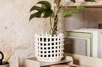 "ferm LIVING"の製品は毎日の生活がきっと楽しくなる物ばかり。それは壁紙だったり、キッチン用品、バス用品、リビング雑貨、またオフィス用品など沢山のコレクションがあり、オーガニックコットンや木材、磁気、金属など多くの拘った材質で、シンプルな材質から職人によって長く使える物へと変えて行きます。デザインはデンマークの伝統に基づいた美しい物。ロゴの鳥はデンマークの伝統を守って生きたいという思いが込められています。