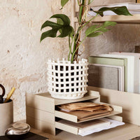 Ferm Living(ファームリビング)は、人生の対比を意識しながら、期待や夢の中で快適さと意味を追い求め、真の価値を感じられる空間を提供することを目指しています。デザインへの情熱と、環境や社会に配慮した責任ある選択を大切にし、誠実で心地よい製品や環境づくりに取り組んでいます。デンマーク・コペンハーゲンを拠点に、世界中の職人と協働し、スカンジナビアの思想と世界の技術・伝統を融合。柔らかなフォルムや豊かなテクスチャー、意外性のあるディテールを特徴とするコレクションは、洗練された美しさの中にも驚きと温かみをもたらします。素材選びから製造、配送まで持続可能性を意識し、より良い未来へ向けた選択を後押しします。家具、アクセサリー、照明を通じて、あなたらしく心地よい空間づくりをサポートします。