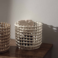 Ferm Living(ファームリビング)は、人生の対比を意識しながら、期待や夢の中で快適さと意味を追い求め、真の価値を感じられる空間を提供することを目指しています。デザインへの情熱と、環境や社会に配慮した責任ある選択を大切にし、誠実で心地よい製品や環境づくりに取り組んでいます。デンマーク・コペンハーゲンを拠点に、世界中の職人と協働し、スカンジナビアの思想と世界の技術・伝統を融合。柔らかなフォルムや豊かなテクスチャー、意外性のあるディテールを特徴とするコレクションは、洗練された美しさの中にも驚きと温かみをもたらします。素材選びから製造、配送まで持続可能性を意識し、より良い未来へ向けた選択を後押しします。家具、アクセサリー、照明を通じて、あなたらしく心地よい空間づくりをサポートします。