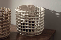 "ferm LIVING"の製品は毎日の生活がきっと楽しくなる物ばかり。それは壁紙だったり、キッチン用品、バス用品、リビング雑貨、またオフィス用品など沢山のコレクションがあり、オーガニックコットンや木材、磁気、金属など多くの拘った材質で、シンプルな材質から職人によって長く使える物へと変えて行きます。デザインはデンマークの伝統に基づいた美しい物。ロゴの鳥はデンマークの伝統を守って生きたいという思いが込められています。