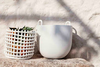 "ferm LIVING"の製品は毎日の生活がきっと楽しくなる物ばかり。それは壁紙だったり、キッチン用品、バス用品、リビング雑貨、またオフィス用品など沢山のコレクションがあり、オーガニックコットンや木材、磁気、金属など多くの拘った材質で、シンプルな材質から職人によって長く使える物へと変えて行きます。デザインはデンマークの伝統に基づいた美しい物。ロゴの鳥はデンマークの伝統を守って生きたいという思いが込められています。