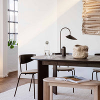 Ferm Living(ファームリビング)は、人生の対比を意識しながら、期待や夢の中で快適さと意味を追い求め、真の価値を感じられる空間を提供することを目指しています。デザインへの情熱と、環境や社会に配慮した責任ある選択を大切にし、誠実で心地よい製品や環境づくりに取り組んでいます。デンマーク・コペンハーゲンを拠点に、世界中の職人と協働し、スカンジナビアの思想と世界の技術・伝統を融合。柔らかなフォルムや豊かなテクスチャー、意外性のあるディテールを特徴とするコレクションは、洗練された美しさの中にも驚きと温かみをもたらします。素材選びから製造、配送まで持続可能性を意識し、より良い未来へ向けた選択を後押しします。家具、アクセサリー、照明を通じて、あなたらしく心地よい空間づくりをサポートします。