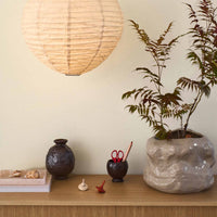 Ferm Living(ファームリビング)は、人生の対比を意識しながら、期待や夢の中で快適さと意味を追い求め、真の価値を感じられる空間を提供することを目指しています。デザインへの情熱と、環境や社会に配慮した責任ある選択を大切にし、誠実で心地よい製品や環境づくりに取り組んでいます。デンマーク・コペンハーゲンを拠点に、世界中の職人と協働し、スカンジナビアの思想と世界の技術・伝統を融合。柔らかなフォルムや豊かなテクスチャー、意外性のあるディテールを特徴とするコレクションは、洗練された美しさの中にも驚きと温かみをもたらします。素材選びから製造、配送まで持続可能性を意識し、より良い未来へ向けた選択を後押しします。家具、アクセサリー、照明を通じて、あなたらしく心地よい空間づくりをサポートします。