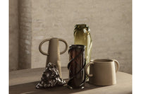 "fermLIVING"の製品は毎日の生活がきっと楽しくなる物ばかり。それは壁紙だったり、キッチン用品、バス用品、リビング雑貨、またオフィス用品など沢山のコレクションがあり、オーガニックコットンや木材、磁気、金属など多くの拘った材質で、シンプルな材質から職人によって長く使える物へと変えて行きます。デザインはデンマークの伝統に基づいた美しい物。ロゴの鳥はデンマークの伝統を守って生きたいという思いが込められています。