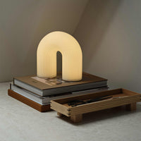 Ferm Living(ファームリビング)は、人生の対比を意識しながら、期待や夢の中で快適さと意味を追い求め、真の価値を感じられる空間を提供することを目指しています。デザインへの情熱と、環境や社会に配慮した責任ある選択を大切にし、誠実で心地よい製品や環境づくりに取り組んでいます。デンマーク・コペンハーゲンを拠点に、世界中の職人と協働し、スカンジナビアの思想と世界の技術・伝統を融合。柔らかなフォルムや豊かなテクスチャー、意外性のあるディテールを特徴とするコレクションは、洗練された美しさの中にも驚きと温かみをもたらします。素材選びから製造、配送まで持続可能性を意識し、より良い未来へ向けた選択を後押しします。家具、アクセサリー、照明を通じて、あなたらしく心地よい空間づくりをサポートします。