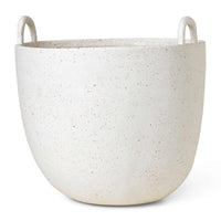 Ferm Living(ファームリビング)は、人生の対比を意識しながら、期待や夢の中で快適さと意味を追い求め、真の価値を感じられる空間を提供することを目指しています。デザインへの情熱と、環境や社会に配慮した責任ある選択を大切にし、誠実で心地よい製品や環境づくりに取り組んでいます。デンマーク・コペンハーゲンを拠点に、世界中の職人と協働し、スカンジナビアの思想と世界の技術・伝統を融合。柔らかなフォルムや豊かなテクスチャー、意外性のあるディテールを特徴とするコレクションは、洗練された美しさの中にも驚きと温かみをもたらします。素材選びから製造、配送まで持続可能性を意識し、より良い未来へ向けた選択を後押しします。家具、アクセサリー、照明を通じて、あなたらしく心地よい空間づくりをサポートします。