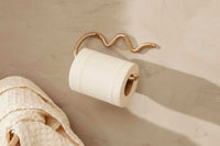 "ferm LIVING"の製品は毎日の生活がきっと楽しくなる物ばかり。それは壁紙だったり、キッチン用品、バス用品、リビング雑貨、またオフィス用品など沢山のコレクションがあり、オーガニックコットンや木材、磁気、金属など多くの拘った材質で、シンプルな材質から職人によって長く使える物へと変えて行きます。デザインはデンマークの伝統に基づいた美しい物。ロゴの鳥はデンマークの伝統を守って生きたいという思いが込められています。