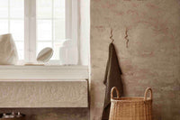 "ferm LIVING"の製品は毎日の生活がきっと楽しくなる物ばかり。それは壁紙だったり、キッチン用品、バス用品、リビング雑貨、またオフィス用品など沢山のコレクションがあり、オーガニックコットンや木材、磁気、金属など多くの拘った材質で、シンプルな材質から職人によって長く使える物へと変えて行きます。デザインはデンマークの伝統に基づいた美しい物。ロゴの鳥はデンマークの伝統を守って生きたいという思いが込められています。