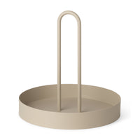 Ferm Living(ファームリビング)は、人生の対比を意識しながら、期待や夢の中で快適さと意味を追い求め、真の価値を感じられる空間を提供することを目指しています。デザインへの情熱と、環境や社会に配慮した責任ある選択を大切にし、誠実で心地よい製品や環境づくりに取り組んでいます。デンマーク・コペンハーゲンを拠点に、世界中の職人と協働し、スカンジナビアの思想と世界の技術・伝統を融合。柔らかなフォルムや豊かなテクスチャー、意外性のあるディテールを特徴とするコレクションは、洗練された美しさの中にも驚きと温かみをもたらします。素材選びから製造、配送まで持続可能性を意識し、より良い未来へ向けた選択を後押しします。家具、アクセサリー、照明を通じて、あなたらしく心地よい空間づくりをサポートします。