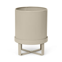 Ferm Living(ファームリビング)は、人生の対比を意識しながら、期待や夢の中で快適さと意味を追い求め、真の価値を感じられる空間を提供することを目指しています。デザインへの情熱と、環境や社会に配慮した責任ある選択を大切にし、誠実で心地よい製品や環境づくりに取り組んでいます。デンマーク・コペンハーゲンを拠点に、世界中の職人と協働し、スカンジナビアの思想と世界の技術・伝統を融合。柔らかなフォルムや豊かなテクスチャー、意外性のあるディテールを特徴とするコレクションは、洗練された美しさの中にも驚きと温かみをもたらします。素材選びから製造、配送まで持続可能性を意識し、より良い未来へ向けた選択を後押しします。家具、アクセサリー、照明を通じて、あなたらしく心地よい空間づくりをサポートします。