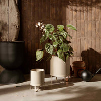 Ferm Living(ファームリビング)は、人生の対比を意識しながら、期待や夢の中で快適さと意味を追い求め、真の価値を感じられる空間を提供することを目指しています。デザインへの情熱と、環境や社会に配慮した責任ある選択を大切にし、誠実で心地よい製品や環境づくりに取り組んでいます。デンマーク・コペンハーゲンを拠点に、世界中の職人と協働し、スカンジナビアの思想と世界の技術・伝統を融合。柔らかなフォルムや豊かなテクスチャー、意外性のあるディテールを特徴とするコレクションは、洗練された美しさの中にも驚きと温かみをもたらします。素材選びから製造、配送まで持続可能性を意識し、より良い未来へ向けた選択を後押しします。家具、アクセサリー、照明を通じて、あなたらしく心地よい空間づくりをサポートします。