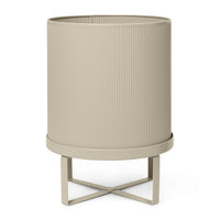 Ferm Living(ファームリビング)は、人生の対比を意識しながら、期待や夢の中で快適さと意味を追い求め、真の価値を感じられる空間を提供することを目指しています。デザインへの情熱と、環境や社会に配慮した責任ある選択を大切にし、誠実で心地よい製品や環境づくりに取り組んでいます。デンマーク・コペンハーゲンを拠点に、世界中の職人と協働し、スカンジナビアの思想と世界の技術・伝統を融合。柔らかなフォルムや豊かなテクスチャー、意外性のあるディテールを特徴とするコレクションは、洗練された美しさの中にも驚きと温かみをもたらします。素材選びから製造、配送まで持続可能性を意識し、より良い未来へ向けた選択を後押しします。家具、アクセサリー、照明を通じて、あなたらしく心地よい空間づくりをサポートします。