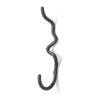 Ferm Living(ファームリビング)は、人生の対比を意識しながら、期待や夢の中で快適さと意味を追い求め、真の価値を感じられる空間を提供することを目指しています。デザインへの情熱と、環境や社会に配慮した責任ある選択を大切にし、誠実で心地よい製品や環境づくりに取り組んでいます。デンマーク・コペンハーゲンを拠点に、世界中の職人と協働し、スカンジナビアの思想と世界の技術・伝統を融合。柔らかなフォルムや豊かなテクスチャー、意外性のあるディテールを特徴とするコレクションは、洗練された美しさの中にも驚きと温かみをもたらします。素材選びから製造、配送まで持続可能性を意識し、より良い未来へ向けた選択を後押しします。家具、アクセサリー、照明を通じて、あなたらしく心地よい空間づくりをサポートします。