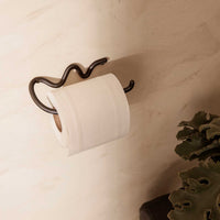 Ferm Living(ファームリビング)は、人生の対比を意識しながら、期待や夢の中で快適さと意味を追い求め、真の価値を感じられる空間を提供することを目指しています。デザインへの情熱と、環境や社会に配慮した責任ある選択を大切にし、誠実で心地よい製品や環境づくりに取り組んでいます。デンマーク・コペンハーゲンを拠点に、世界中の職人と協働し、スカンジナビアの思想と世界の技術・伝統を融合。柔らかなフォルムや豊かなテクスチャー、意外性のあるディテールを特徴とするコレクションは、洗練された美しさの中にも驚きと温かみをもたらします。素材選びから製造、配送まで持続可能性を意識し、より良い未来へ向けた選択を後押しします。家具、アクセサリー、照明を通じて、あなたらしく心地よい空間づくりをサポートします。