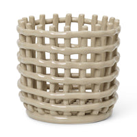 Ferm Living(ファームリビング)は、人生の対比を意識しながら、期待や夢の中で快適さと意味を追い求め、真の価値を感じられる空間を提供することを目指しています。デザインへの情熱と、環境や社会に配慮した責任ある選択を大切にし、誠実で心地よい製品や環境づくりに取り組んでいます。デンマーク・コペンハーゲンを拠点に、世界中の職人と協働し、スカンジナビアの思想と世界の技術・伝統を融合。柔らかなフォルムや豊かなテクスチャー、意外性のあるディテールを特徴とするコレクションは、洗練された美しさの中にも驚きと温かみをもたらします。素材選びから製造、配送まで持続可能性を意識し、より良い未来へ向けた選択を後押しします。家具、アクセサリー、照明を通じて、あなたらしく心地よい空間づくりをサポートします。