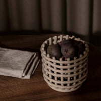Ferm Living(ファームリビング)は、人生の対比を意識しながら、期待や夢の中で快適さと意味を追い求め、真の価値を感じられる空間を提供することを目指しています。デザインへの情熱と、環境や社会に配慮した責任ある選択を大切にし、誠実で心地よい製品や環境づくりに取り組んでいます。デンマーク・コペンハーゲンを拠点に、世界中の職人と協働し、スカンジナビアの思想と世界の技術・伝統を融合。柔らかなフォルムや豊かなテクスチャー、意外性のあるディテールを特徴とするコレクションは、洗練された美しさの中にも驚きと温かみをもたらします。素材選びから製造、配送まで持続可能性を意識し、より良い未来へ向けた選択を後押しします。家具、アクセサリー、照明を通じて、あなたらしく心地よい空間づくりをサポートします。