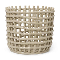 Ferm Living(ファームリビング)は、人生の対比を意識しながら、期待や夢の中で快適さと意味を追い求め、真の価値を感じられる空間を提供することを目指しています。デザインへの情熱と、環境や社会に配慮した責任ある選択を大切にし、誠実で心地よい製品や環境づくりに取り組んでいます。デンマーク・コペンハーゲンを拠点に、世界中の職人と協働し、スカンジナビアの思想と世界の技術・伝統を融合。柔らかなフォルムや豊かなテクスチャー、意外性のあるディテールを特徴とするコレクションは、洗練された美しさの中にも驚きと温かみをもたらします。素材選びから製造、配送まで持続可能性を意識し、より良い未来へ向けた選択を後押しします。家具、アクセサリー、照明を通じて、あなたらしく心地よい空間づくりをサポートします。