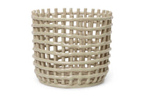 "ferm LIVING"の製品は毎日の生活がきっと楽しくなる物ばかり。それは壁紙だったり、キッチン用品、バス用品、リビング雑貨、またオフィス用品など沢山のコレクションがあり、オーガニックコットンや木材、磁気、金属など多くの拘った材質で、シンプルな材質から職人によって長く使える物へと変えて行きます。デザインはデンマークの伝統に基づいた美しい物。ロゴの鳥はデンマークの伝統を守って生きたいという思いが込められています。