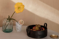 "fermLIVING"の製品は毎日の生活がきっと楽しくなる物ばかり。それは壁紙だったり、キッチン用品、バス用品、リビング雑貨、またオフィス用品など沢山のコレクションがあり、オーガニックコットンや木材、磁気、金属など多くの拘った材質で、シンプルな材質から職人によって長く使える物へと変えて行きます。デザインはデンマークの伝統に基づいた美しい物。ロゴの鳥はデンマークの伝統を守って生きたいという思いが込められています。