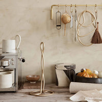 Ferm Living(ファームリビング)は、人生の対比を意識しながら、期待や夢の中で快適さと意味を追い求め、真の価値を感じられる空間を提供することを目指しています。デザインへの情熱と、環境や社会に配慮した責任ある選択を大切にし、誠実で心地よい製品や環境づくりに取り組んでいます。デンマーク・コペンハーゲンを拠点に、世界中の職人と協働し、スカンジナビアの思想と世界の技術・伝統を融合。柔らかなフォルムや豊かなテクスチャー、意外性のあるディテールを特徴とするコレクションは、洗練された美しさの中にも驚きと温かみをもたらします。素材選びから製造、配送まで持続可能性を意識し、より良い未来へ向けた選択を後押しします。家具、アクセサリー、照明を通じて、あなたらしく心地よい空間づくりをサポートします。