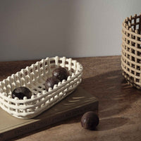 Ferm Living(ファームリビング)は、人生の対比を意識しながら、期待や夢の中で快適さと意味を追い求め、真の価値を感じられる空間を提供することを目指しています。デザインへの情熱と、環境や社会に配慮した責任ある選択を大切にし、誠実で心地よい製品や環境づくりに取り組んでいます。デンマーク・コペンハーゲンを拠点に、世界中の職人と協働し、スカンジナビアの思想と世界の技術・伝統を融合。柔らかなフォルムや豊かなテクスチャー、意外性のあるディテールを特徴とするコレクションは、洗練された美しさの中にも驚きと温かみをもたらします。素材選びから製造、配送まで持続可能性を意識し、より良い未来へ向けた選択を後押しします。家具、アクセサリー、照明を通じて、あなたらしく心地よい空間づくりをサポートします。