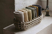 "ferm LIVING"の製品は毎日の生活がきっと楽しくなる物ばかり。それは壁紙だったり、キッチン用品、バス用品、リビング雑貨、またオフィス用品など沢山のコレクションがあり、オーガニックコットンや木材、磁気、金属など多くの拘った材質で、シンプルな材質から職人によって長く使える物へと変えて行きます。デザインはデンマークの伝統に基づいた美しい物。ロゴの鳥はデンマークの伝統を守って生きたいという思いが込められています。