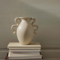 Ferm Living(ファームリビング)は、人生の対比を意識しながら、期待や夢の中で快適さと意味を追い求め、真の価値を感じられる空間を提供することを目指しています。デザインへの情熱と、環境や社会に配慮した責任ある選択を大切にし、誠実で心地よい製品や環境づくりに取り組んでいます。デンマーク・コペンハーゲンを拠点に、世界中の職人と協働し、スカンジナビアの思想と世界の技術・伝統を融合。柔らかなフォルムや豊かなテクスチャー、意外性のあるディテールを特徴とするコレクションは、洗練された美しさの中にも驚きと温かみをもたらします。素材選びから製造、配送まで持続可能性を意識し、より良い未来へ向けた選択を後押しします。家具、アクセサリー、照明を通じて、あなたらしく心地よい空間づくりをサポートします。