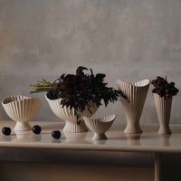 Ferm Living(ファームリビング)は、人生の対比を意識しながら、期待や夢の中で快適さと意味を追い求め、真の価値を感じられる空間を提供することを目指しています。デザインへの情熱と、環境や社会に配慮した責任ある選択を大切にし、誠実で心地よい製品や環境づくりに取り組んでいます。デンマーク・コペンハーゲンを拠点に、世界中の職人と協働し、スカンジナビアの思想と世界の技術・伝統を融合。柔らかなフォルムや豊かなテクスチャー、意外性のあるディテールを特徴とするコレクションは、洗練された美しさの中にも驚きと温かみをもたらします。素材選びから製造、配送まで持続可能性を意識し、より良い未来へ向けた選択を後押しします。家具、アクセサリー、照明を通じて、あなたらしく心地よい空間づくりをサポートします。
