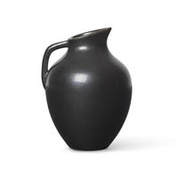 Ferm Living(ファームリビング)は、人生の対比を意識しながら、期待や夢の中で快適さと意味を追い求め、真の価値を感じられる空間を提供することを目指しています。デザインへの情熱と、環境や社会に配慮した責任ある選択を大切にし、誠実で心地よい製品や環境づくりに取り組んでいます。デンマーク・コペンハーゲンを拠点に、世界中の職人と協働し、スカンジナビアの思想と世界の技術・伝統を融合。柔らかなフォルムや豊かなテクスチャー、意外性のあるディテールを特徴とするコレクションは、洗練された美しさの中にも驚きと温かみをもたらします。素材選びから製造、配送まで持続可能性を意識し、より良い未来へ向けた選択を後押しします。家具、アクセサリー、照明を通じて、あなたらしく心地よい空間づくりをサポートします。