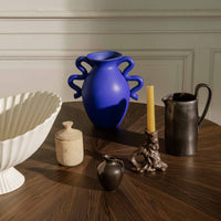 Ferm Living(ファームリビング)は、人生の対比を意識しながら、期待や夢の中で快適さと意味を追い求め、真の価値を感じられる空間を提供することを目指しています。デザインへの情熱と、環境や社会に配慮した責任ある選択を大切にし、誠実で心地よい製品や環境づくりに取り組んでいます。デンマーク・コペンハーゲンを拠点に、世界中の職人と協働し、スカンジナビアの思想と世界の技術・伝統を融合。柔らかなフォルムや豊かなテクスチャー、意外性のあるディテールを特徴とするコレクションは、洗練された美しさの中にも驚きと温かみをもたらします。素材選びから製造、配送まで持続可能性を意識し、より良い未来へ向けた選択を後押しします。家具、アクセサリー、照明を通じて、あなたらしく心地よい空間づくりをサポートします。
