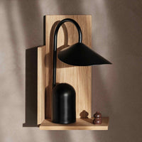 Ferm Living(ファームリビング)は、人生の対比を意識しながら、期待や夢の中で快適さと意味を追い求め、真の価値を感じられる空間を提供することを目指しています。デザインへの情熱と、環境や社会に配慮した責任ある選択を大切にし、誠実で心地よい製品や環境づくりに取り組んでいます。デンマーク・コペンハーゲンを拠点に、世界中の職人と協働し、スカンジナビアの思想と世界の技術・伝統を融合。柔らかなフォルムや豊かなテクスチャー、意外性のあるディテールを特徴とするコレクションは、洗練された美しさの中にも驚きと温かみをもたらします。素材選びから製造、配送まで持続可能性を意識し、より良い未来へ向けた選択を後押しします。家具、アクセサリー、照明を通じて、あなたらしく心地よい空間づくりをサポートします。