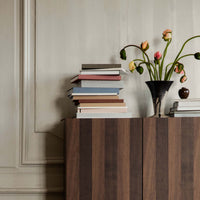 Ferm Living(ファームリビング)は、人生の対比を意識しながら、期待や夢の中で快適さと意味を追い求め、真の価値を感じられる空間を提供することを目指しています。デザインへの情熱と、環境や社会に配慮した責任ある選択を大切にし、誠実で心地よい製品や環境づくりに取り組んでいます。デンマーク・コペンハーゲンを拠点に、世界中の職人と協働し、スカンジナビアの思想と世界の技術・伝統を融合。柔らかなフォルムや豊かなテクスチャー、意外性のあるディテールを特徴とするコレクションは、洗練された美しさの中にも驚きと温かみをもたらします。素材選びから製造、配送まで持続可能性を意識し、より良い未来へ向けた選択を後押しします。家具、アクセサリー、照明を通じて、あなたらしく心地よい空間づくりをサポートします。