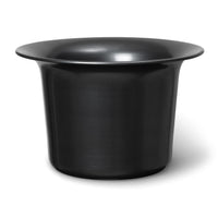 Ferm Living(ファームリビング)は、人生の対比を意識しながら、期待や夢の中で快適さと意味を追い求め、真の価値を感じられる空間を提供することを目指しています。デザインへの情熱と、環境や社会に配慮した責任ある選択を大切にし、誠実で心地よい製品や環境づくりに取り組んでいます。デンマーク・コペンハーゲンを拠点に、世界中の職人と協働し、スカンジナビアの思想と世界の技術・伝統を融合。柔らかなフォルムや豊かなテクスチャー、意外性のあるディテールを特徴とするコレクションは、洗練された美しさの中にも驚きと温かみをもたらします。素材選びから製造、配送まで持続可能性を意識し、より良い未来へ向けた選択を後押しします。家具、アクセサリー、照明を通じて、あなたらしく心地よい空間づくりをサポートします。