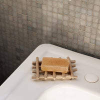 Ferm Living(ファームリビング)は、人生の対比を意識しながら、期待や夢の中で快適さと意味を追い求め、真の価値を感じられる空間を提供することを目指しています。デザインへの情熱と、環境や社会に配慮した責任ある選択を大切にし、誠実で心地よい製品や環境づくりに取り組んでいます。デンマーク・コペンハーゲンを拠点に、世界中の職人と協働し、スカンジナビアの思想と世界の技術・伝統を融合。柔らかなフォルムや豊かなテクスチャー、意外性のあるディテールを特徴とするコレクションは、洗練された美しさの中にも驚きと温かみをもたらします。素材選びから製造、配送まで持続可能性を意識し、より良い未来へ向けた選択を後押しします。家具、アクセサリー、照明を通じて、あなたらしく心地よい空間づくりをサポートします。